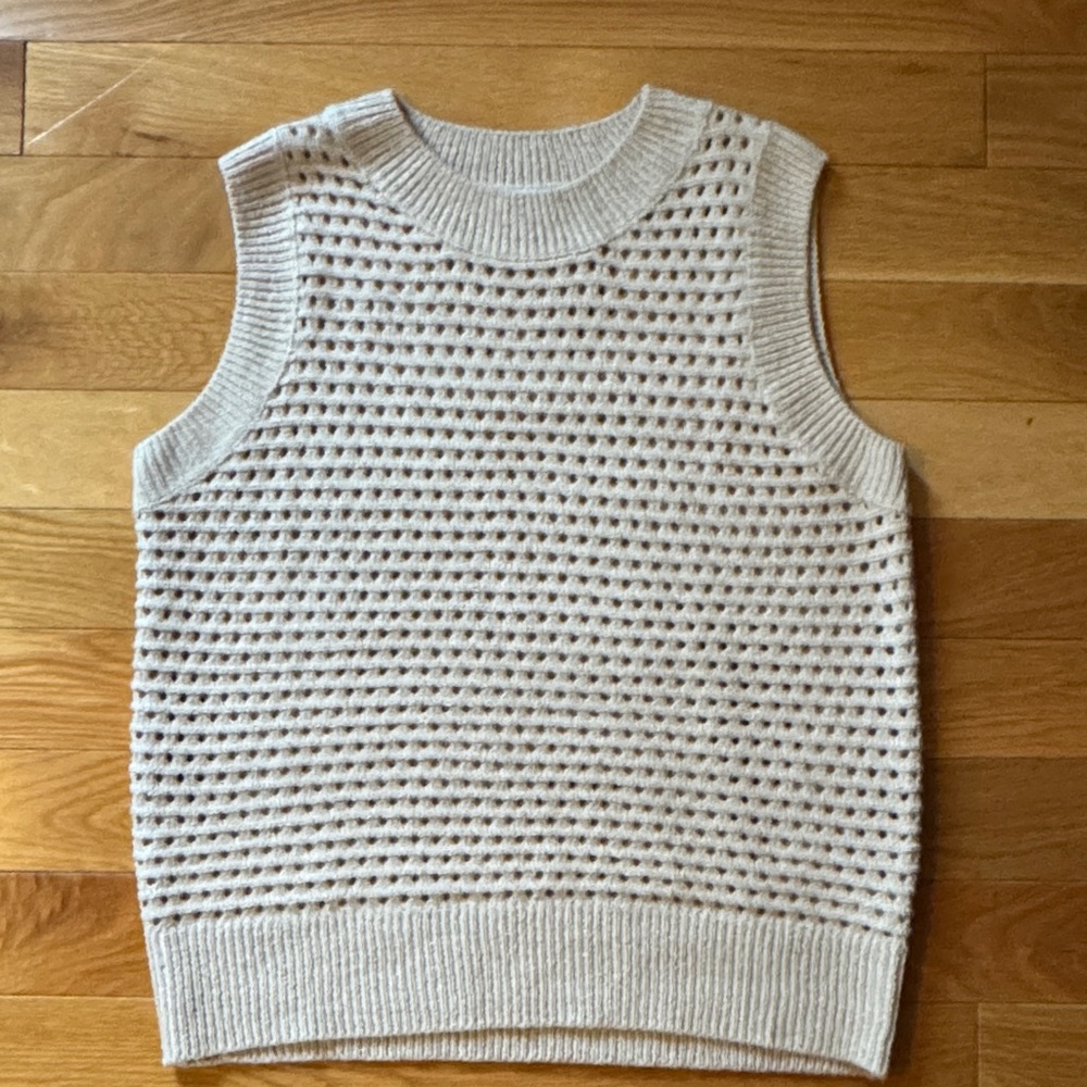 Gilli Women's Beige Sleeveless Crewneck Sweater